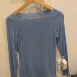 Ljusblå långärmad topp - Säljer min ljusblåa intimismi tröja då den aldrig kommer till användning. Köpte den för ca ett halvår sen och är endast testad. Nypris 500. Skriv om ni vill ha mer bilder.