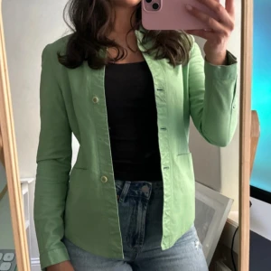 Ljusgrön kavaj/jacka från Ecru - Snygg ljusgrön kavaj från Ecru i figurnära modell