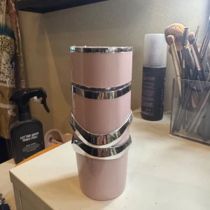 Lattafa yara - Lattafa Yara använd fåtal gånger. Knappt använd.   Doften är en symfoni av underbara, tropiska noter och välsmakande gourmandnoter, där fräsch citrus och ljuvliga blommor möter lockelserna från len vanilj, varmt sandelträ och behagligt sensuell mysk. Låt Lattafa Yara Eau de Parfum ta dig med på en resa till ett tropiskt paradis där njutningen står i centrum och solen aldrig är långt borta.  damdoft med noter av ambra och vanilj perfekt för alla tillfällen  lanserades 2020