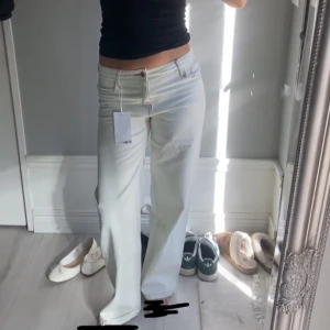 Vita jeans - Super snygga vita vida jeans ifrån Kidsbrandstore i stl 170, helt nya och har aldrig kommit till användning💞 helt slut på hemsidan