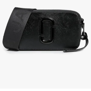 Svart axelväska från Marc Jacobs - Snygg svart axelväska från Marc Jacobs med bred axelrem och ikonisk logga framtill. Väskan är rektangulär och har dragkedja upptill samt detaljer  i svart metall. Köpt för 4300.🌸 Pris kan diskuteras