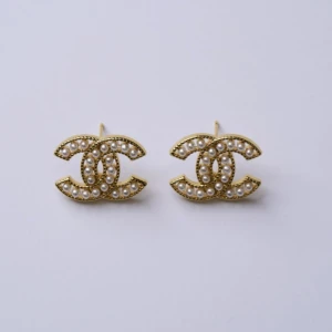 Guldiga reworked Chanel örhängen med pärlor - Säljer dessa ‘REWORKED CHANEL CLASSY – EARRINGS’ från reworked treasures, köpa på Re-tail butiken i Stockholm för 1995kr💛 Dom har lite skav på själva piggen, se sista bilden