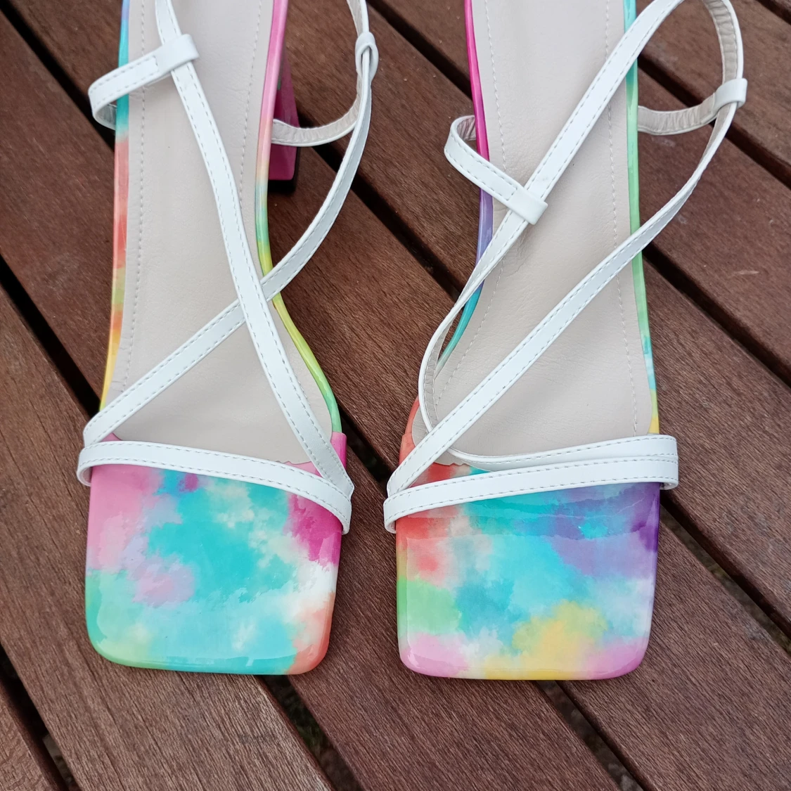 Färgglada sandaler med blockklack och vita remmar stl 42 - 1