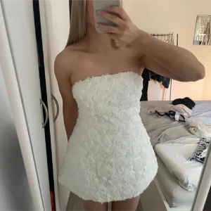 Klänning  - Superfin figursydd klänning från ASOS. Snörning i ryggen som gör att du själv kan justera hur taight den ska sitta upptill💗prislappen sitter kvar, sitter bra i längden på mig som är ca 165