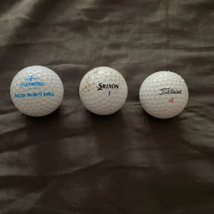 Golfbollar (3-pack) - Tre olika golfbollar från kända märken: Akzo Nobel, Srixon och Titleist. Perfekt för dig som vill testa olika bollar på golfbanan eller behöver extra bollar till träningen.