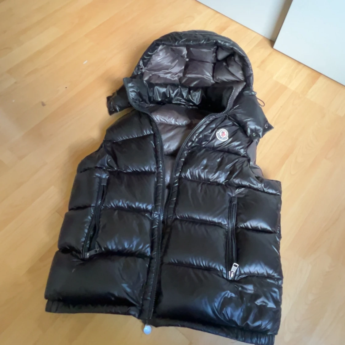 Svart dunväst från Moncler med huva