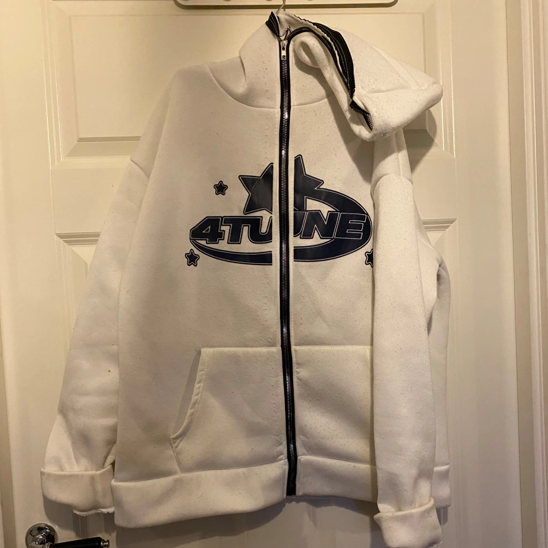 Vit fleecejacka med tryck från 4TUNE