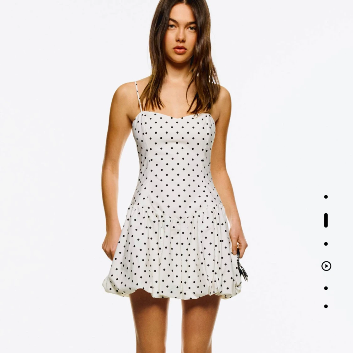 Vit prickig kortklänning med smala axelband