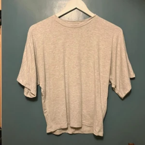 Ljusgrå t-shirt med vida armar från Lager157 - En ljusgrå t-shirt med utsvängda armar från Lager157 i mjuk bomull. 