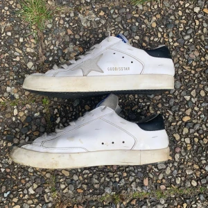 Vita sneakers från Golden Goose - Ett par golden goose skor i storlek 41. Bara trasig på vänster skon där de gått upp på sidan och vid tårna men har limmat och dem sitter fast än så länge, högerskott är det inga bekymmer, har sko låda och kvitto men dem ingår inte, ni kan kontakta mig om ni vill ha flera bilder på skorna eller kvitto och lådan