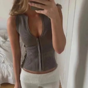 ribbad linnetopp - Topp från Zara som är väldigt lik den eftertraktade Zara toppen som är från samma kollektion som denna! De sista två bilderna är den som jag säljer💗