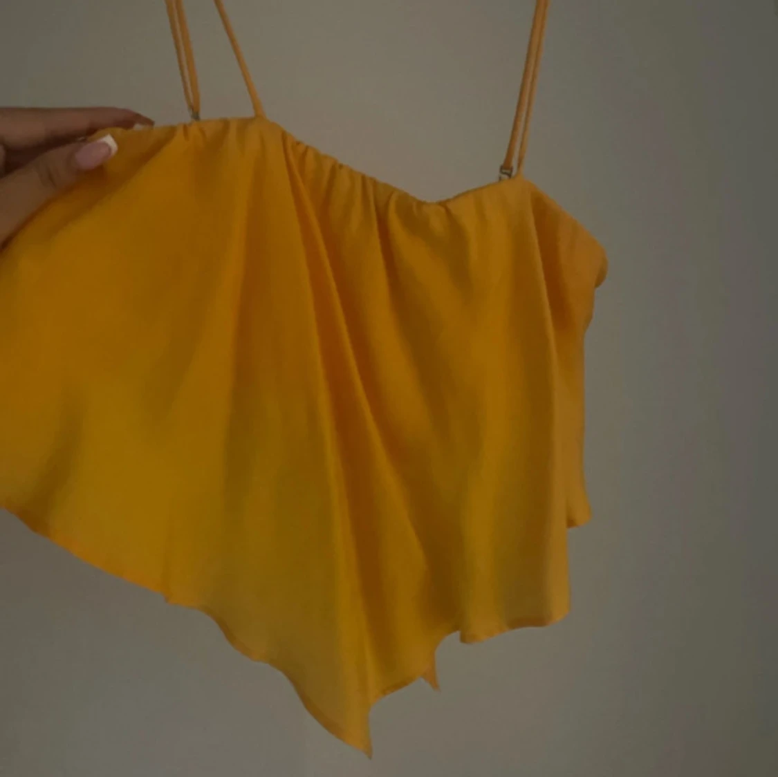 Gul oneshoulder topp