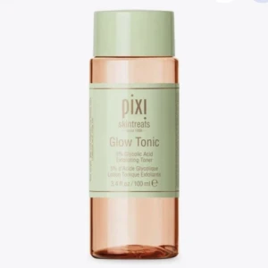 Pixi Glow Tonic toner 100 ml - Pixi Glow Tonic är en exfolierande toner med 5% glykolsyra som ger huden lyster. Kommer i en genomskinlig plastflaska med ljusgrönt lock och etikett. Perfekt för att fräscha upp huden och ge glow. Mer än hälften kvar