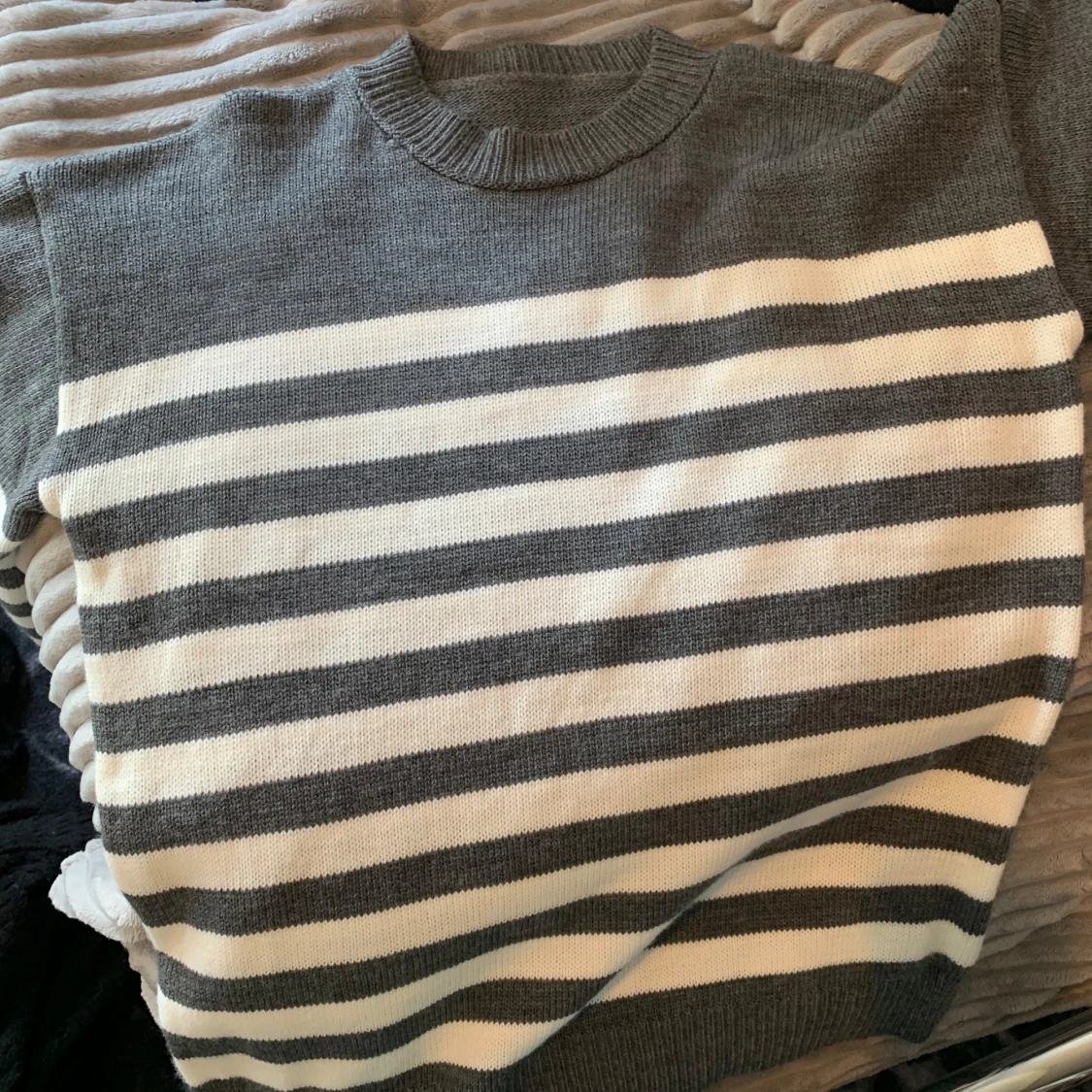 Grå och vit randig stickad tröja - 2