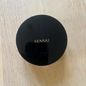 Sensai Translucent Loose Powder - Translucent löspuder från Sensai i en rund svart burk med guldtext. Pudret är ljust och kommer med en mjuk appliceringsdyna. Perfekt för att fixera smink och ge en matt finish utan att kännas tungt. Endast provad en gång se puderpuff. Provade mot min mörka foundation därav några fläckar. Produkten föll mig inte i smaken vilket är anledningen till att jag vill sälja den. Lägst pris på marknaden 450kr.
