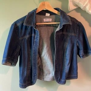 Jeans bolero  - Så cool jeansbolero i mycket bra skick, st L-M något insydd, men inget man tänker på 