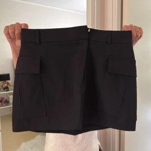 Svart minikjol med fickor - Svart minikjol från Zara med fickor💕💕