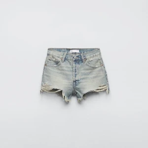 Ljusblå jeansshorts  - Supersnygga jeansshorts från zaras kollektion för  ungefär 2 år sen! Dom är superbra skick och sitter sjukt snyggt! skriv privat för fler bilder eller för att diskutera pris!
