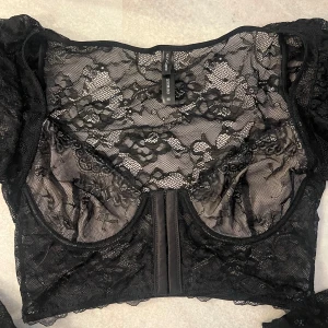 Festtopp - Använd fåtal gånger men fortfarande i bra skick. Storlek M från Nelly. 