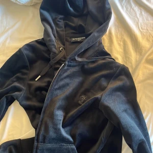 Juicy couture flis - Fin svart flis från juicy couture i storlek xs, använd men inga skador