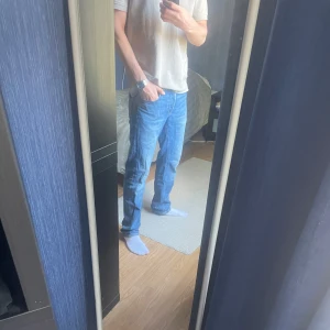 Lee jeans - straight fit - Säljer ett par klassiska blå jeans från Lee med rak passform. Jeansen har fem fickor, knappgylf och Lee-lapp bak i midjan. Perfekta för dig som har en tidlös stil.🤌(W30 L32)