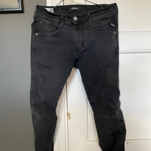 Svarta Replay jeansbyxor - Säljer ett par fräscha och snygga byxor från replay. Fick byxan i julklapp men va för små. Inte använd utan bara varit i garderoben. Nypris 1500kr. Skriv om du har frågor!