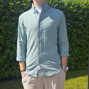Ljusgrön Ralph Lauren skjorta - Stl S, slim fit - Hej säljer en snygg Ralph Lauren skjorta I färgen ljusgrön. Perfekt till sommaren! 🏖🏝 Stl: S, Slim fit. Skick: 8,5/10 Liten fläck på vänster arm! Går säkert bort I tvätten. 🙌 Inget som syns om man viler upp ärmen. Annars är skjortan i nyskick och är riktigt snygg och unik! Han på bilden är 170cm. Hör av dig om du har frågor! Mvh Galgen 🤗