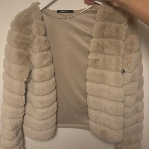 Beige pälsjacka från Gina Tricot - Fluffig tunn beige pälsjacka från Gina Tricot, använd fåtal gånger i storlek S <3