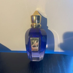 Xerjoff Torino 21 - En fantastisk sommar parfym med mycket citrus och fräscha dofter. Flaskan är ca 35/50 ML kvar och är i bra skick. Vid frågor hör gärna av dig.   MVH Stockholm Wardrobe