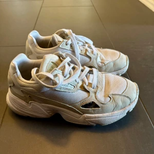 Adidas sneakers Falcon - Säljer ett par beige Adidas Falcon sneakers med chunky sula. Inte använda särskilt mycket, i mycket fint skick. 