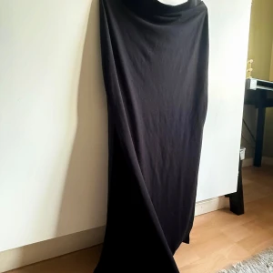 Långkjol - Långkjol med slits 