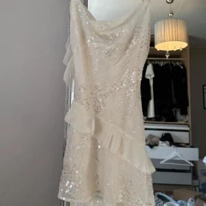 Klänning zara - Säljer denna slutsålda klänningen från zara. Endast använd en gång. Super fin 😍