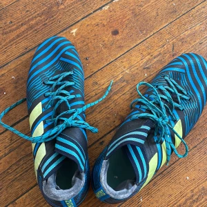 Blå och svarta Adidas fotbollsskor - Säljer ett par blå och svarta adidas skor används några gånger annars bara legat här hemma storlek 42