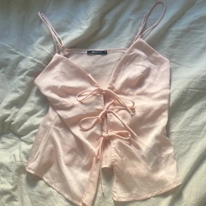 Rosa topp - Säljer detta skit fina topp, använd en gång endast. Pris kan alltid diskuteras och kan tänka mig att gå med i pris! 