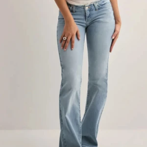 Ljusblå bootcut jeans - Säljer dessa populära jeans från Nelly då dom tyvärr inte kommer till användning, endast använda 1 gång🥰 nypris 699