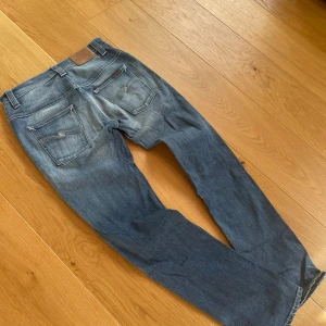 Nudie jeans 30/32 - Säljer ett par feta nudie jeans! Modellen är ”Thin Finn” och har en slim passform! Jeansen har en galet snygg tvätt! Priset är endast 549kr⚜️⚜️⚜️