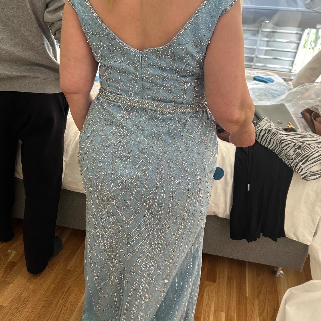 Ljusblå glittrig långklänning med pärldetaljer - 2