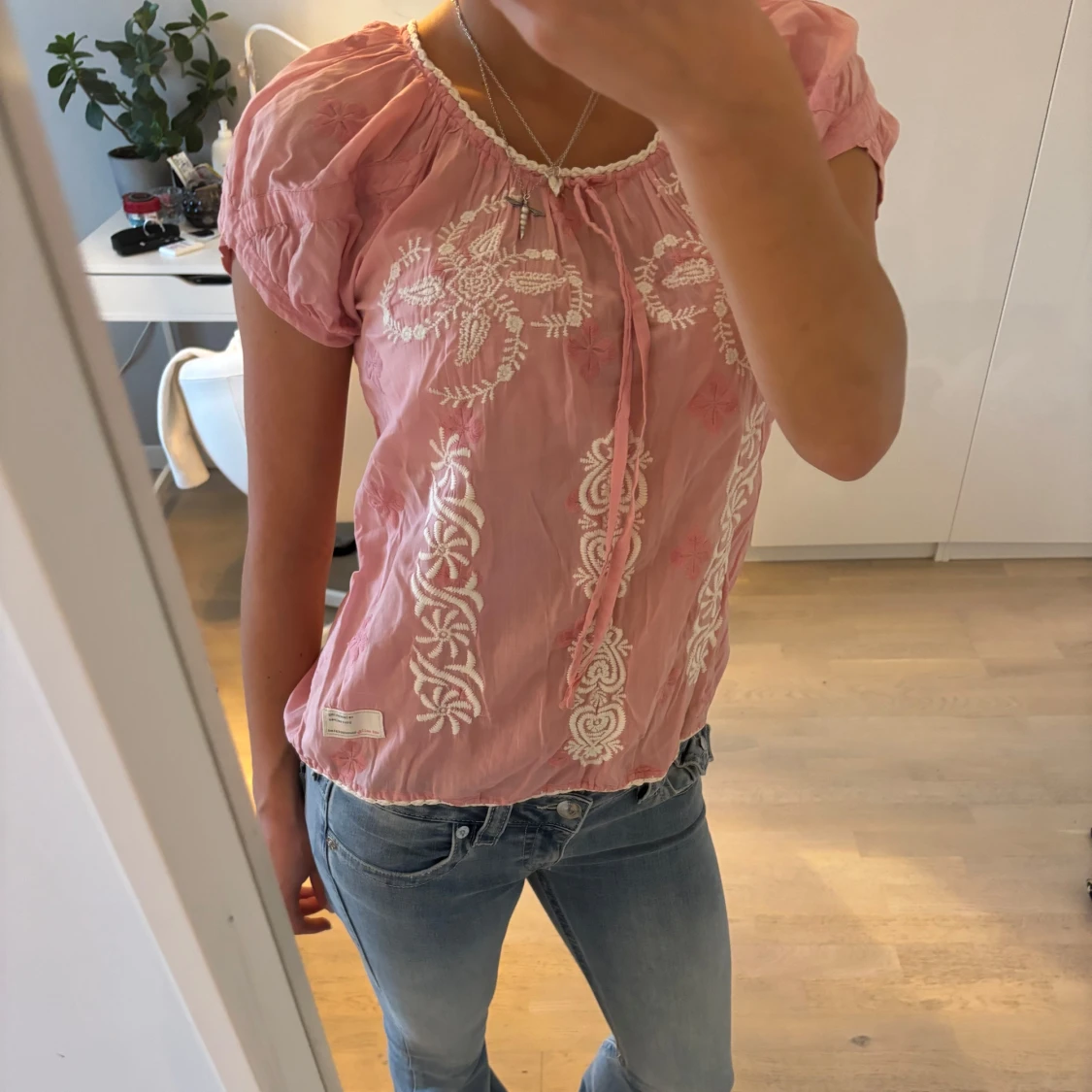 Rosa blus med broderade detaljer - 1