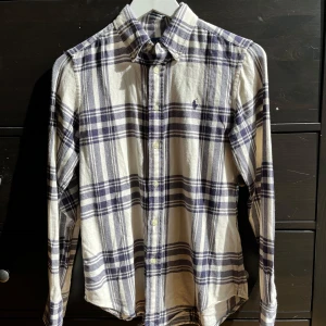💫Ralph Lauren skjorta💫 - Hej! Säljer nu min jätte snygga skjorta från Ralph Lauren. Den är i storlek S. Jättefint skick. Hör av er vid frågor eller funderingar💫🙌