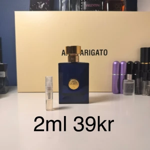 Versace dylan blue samples - Säljer samples på versace dylan blue med priserna 5ml=99kr,   3ml=59kr,   2ml=39kr