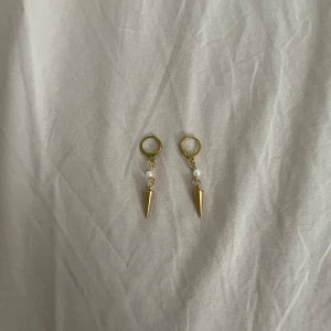 ”Esmarilda” örhängen - Säljer ett par trendiga guldiga örhängen, perfekta nu till sommaren!!❤️‍🔥❤️‍🔥