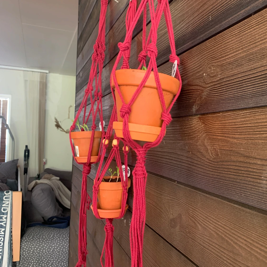 Röda makramé amplar/ växthängare tre stycken .  - 3