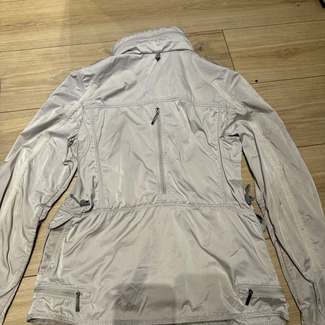 Ljusgrå vindjacka från Parajumpers - 2