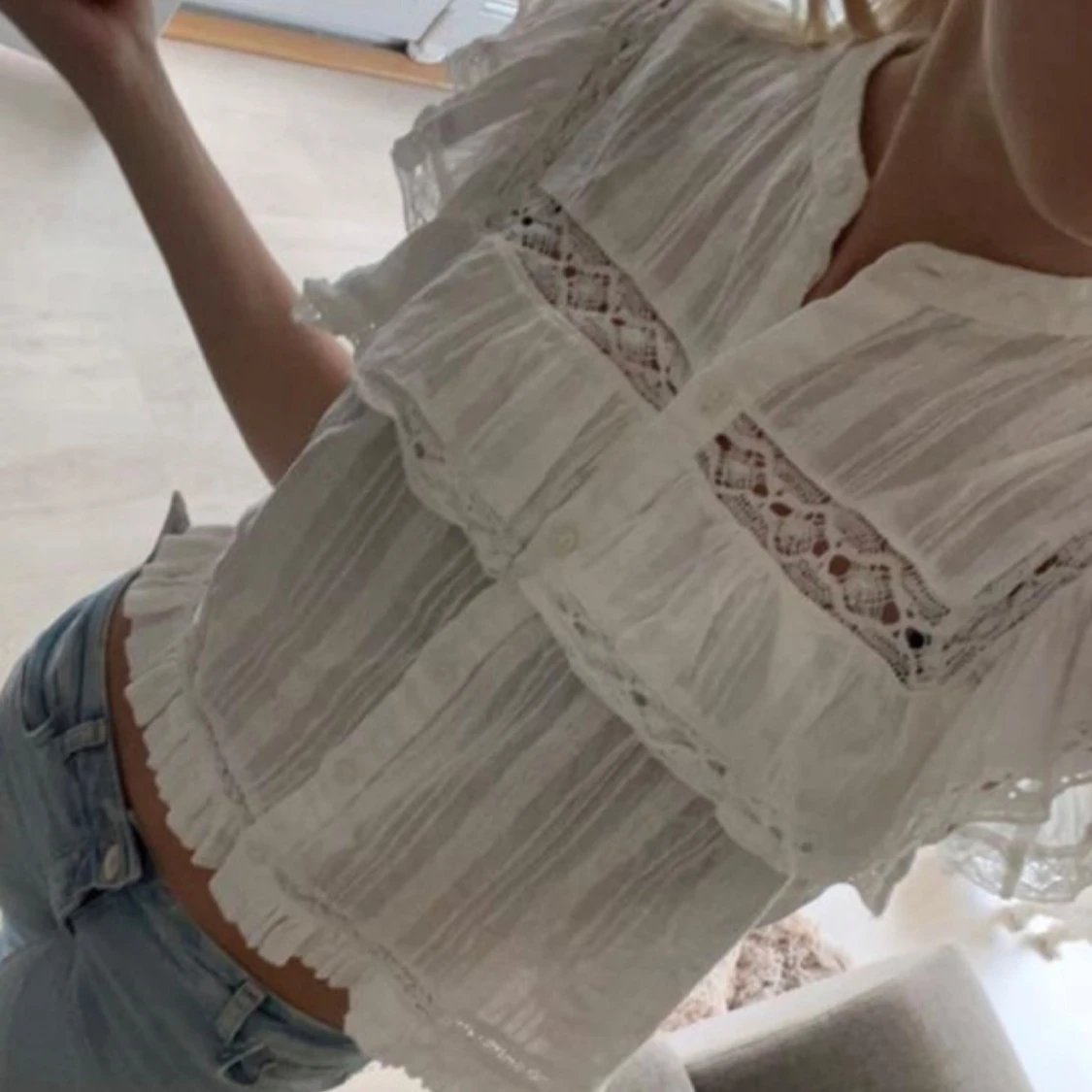 Vit blus med spets och volang - 2