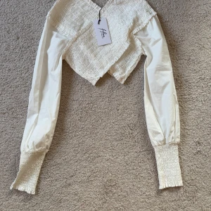 Vit skjortblus med smock  - Snygg skjortblus med smock. I stolek 34. Från Nakd i kollektion med Hoss. Supersnygg men har tyvärr inte kommit till användning. Oanvänd med lappen kvar. Går att ha offshoulder eller uppe på axlarna. ❤️