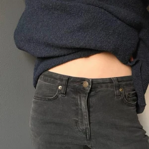 Svarta lowwaist bootcut jeans - Snygga svarta jeans med bootcut passform från weekday. Storlek 26/32! As snygga, men tyvärr för små för mig nu. 