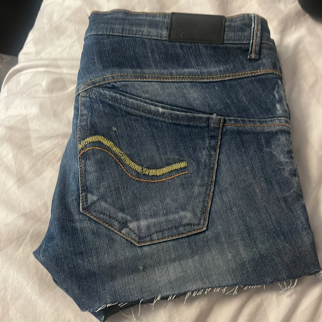 Mörkblå jeansshorts med broderade detaljer - 1