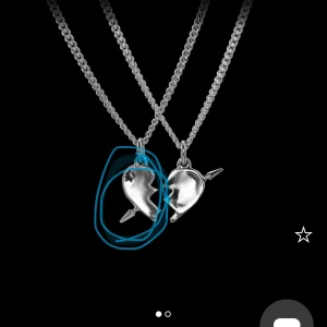 Hjärta från Maria Nils dotter  - Säljer ett jättefint halsband från Maria Nilsdotter, kedjan på halsbandet är 45. Och jag har knappt använt den, så den är nästan som ny. Jag har lådan till halsbandet också.