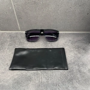 Solglasögon 🕶️  - Säljer nu dessa jätte feta solbrillor i oanvänt skick passar jätte bra nu när solen kikar fram! Kom med prisförslag!