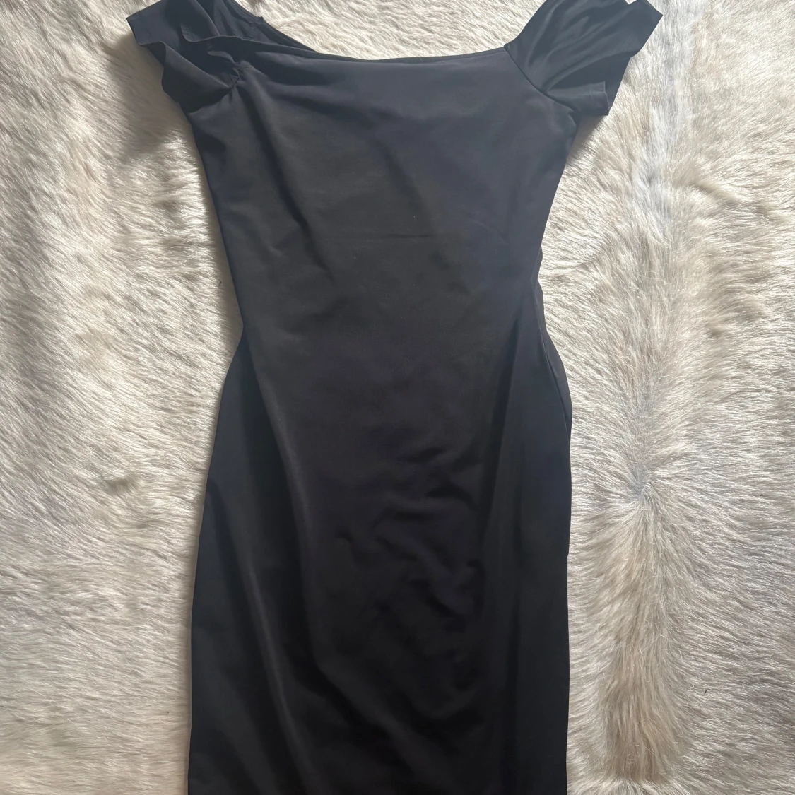 Svart tight klänning med rynkdetalj - 1